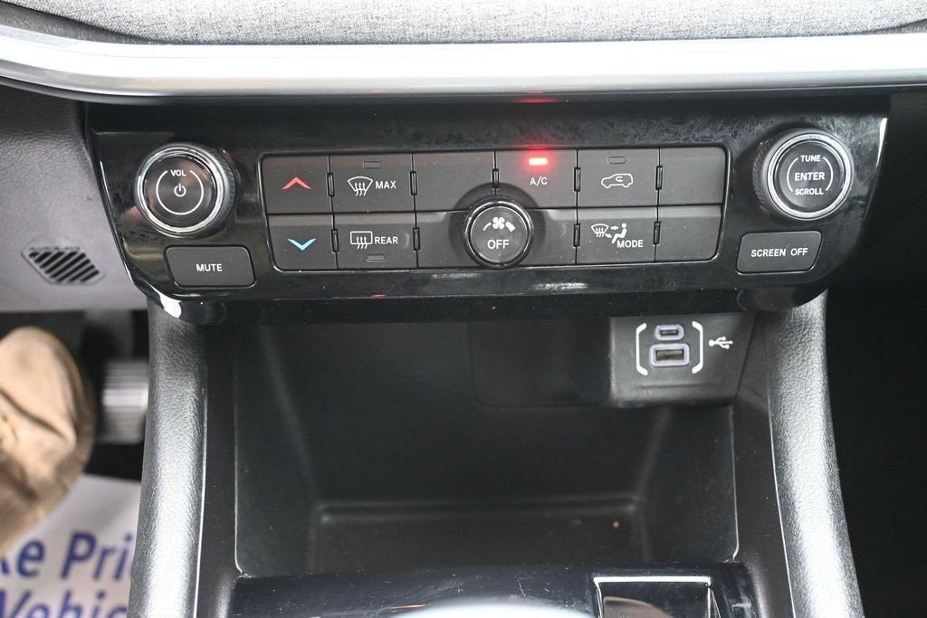 Jeep Compass Vehicle Full-screen Gallery Image 13