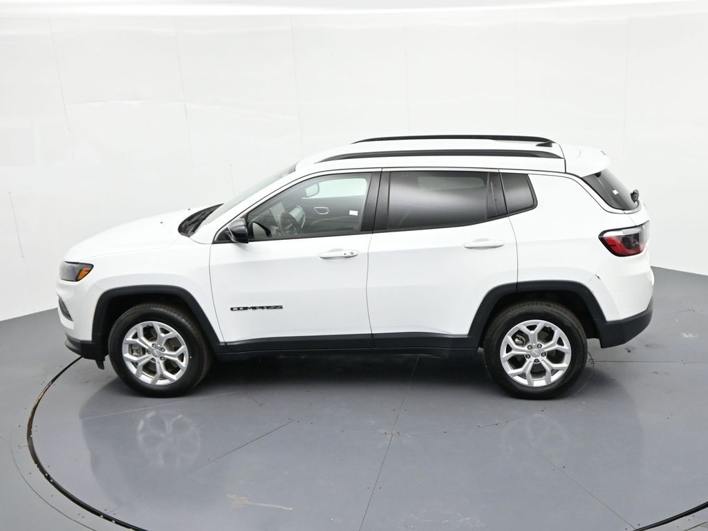 Jeep Compass Vehicle Full-screen Gallery Image 24