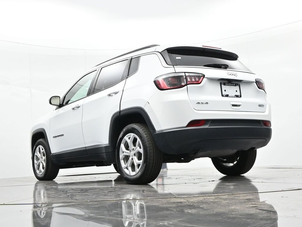 Jeep Compass Vehicle Full-screen Gallery Image 25