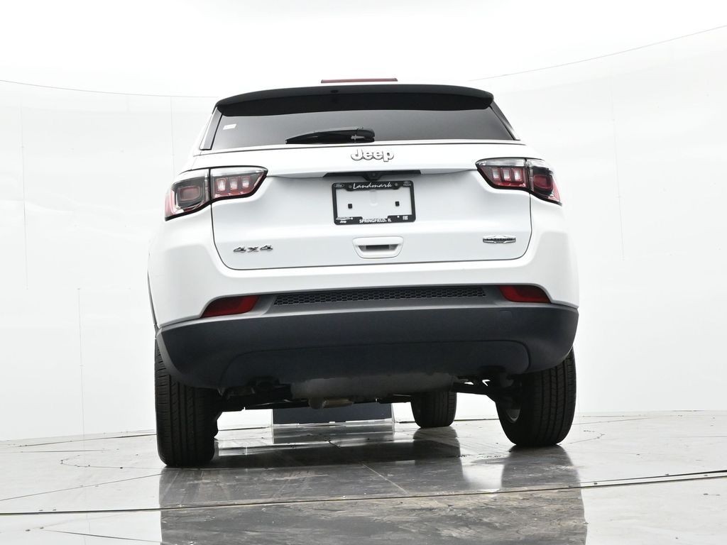 Jeep Compass Vehicle Full-screen Gallery Image 26