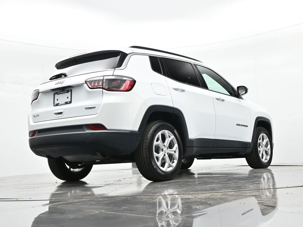Jeep Compass Vehicle Full-screen Gallery Image 27