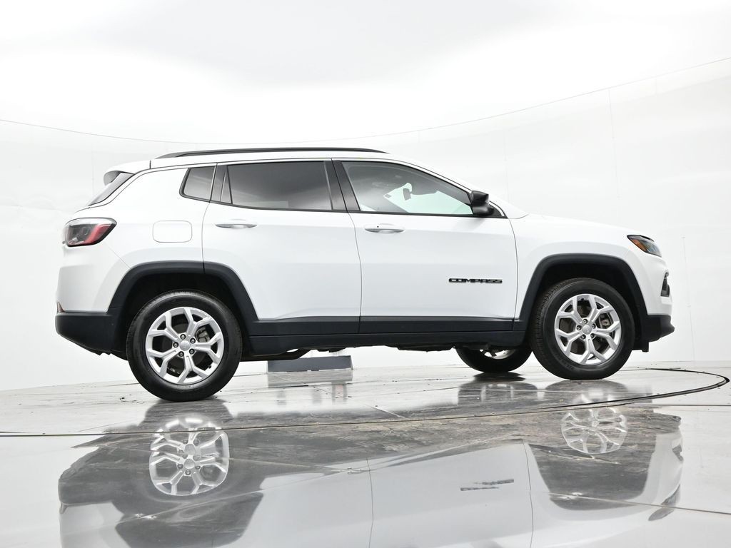 Jeep Compass Vehicle Full-screen Gallery Image 28