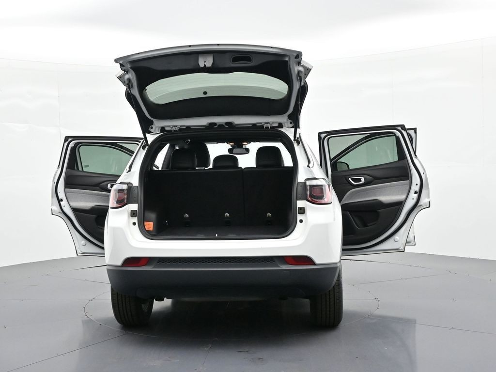 Jeep Compass Vehicle Full-screen Gallery Image 32