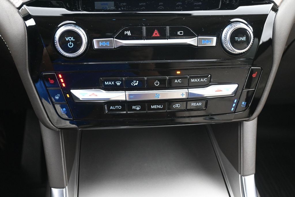 Ford Explorer Vehicle Full-screen Gallery Image 13