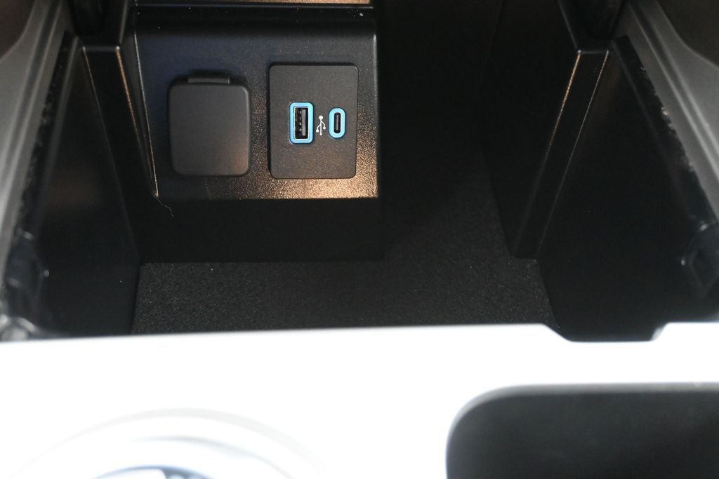 Ford Explorer Vehicle Full-screen Gallery Image 14