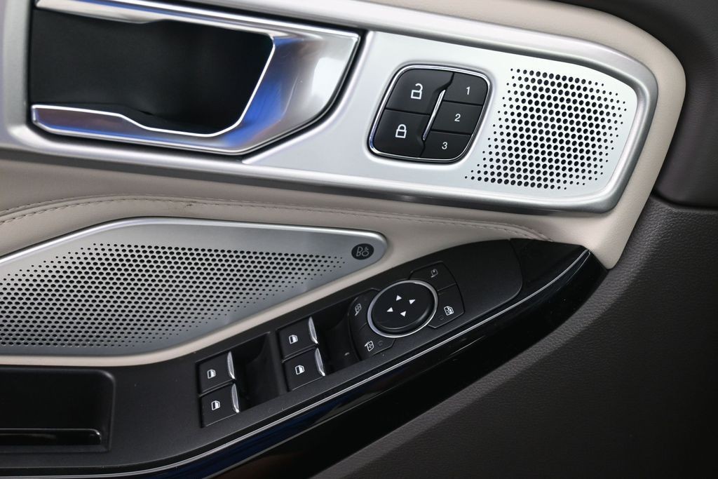 Ford Explorer Vehicle Full-screen Gallery Image 22