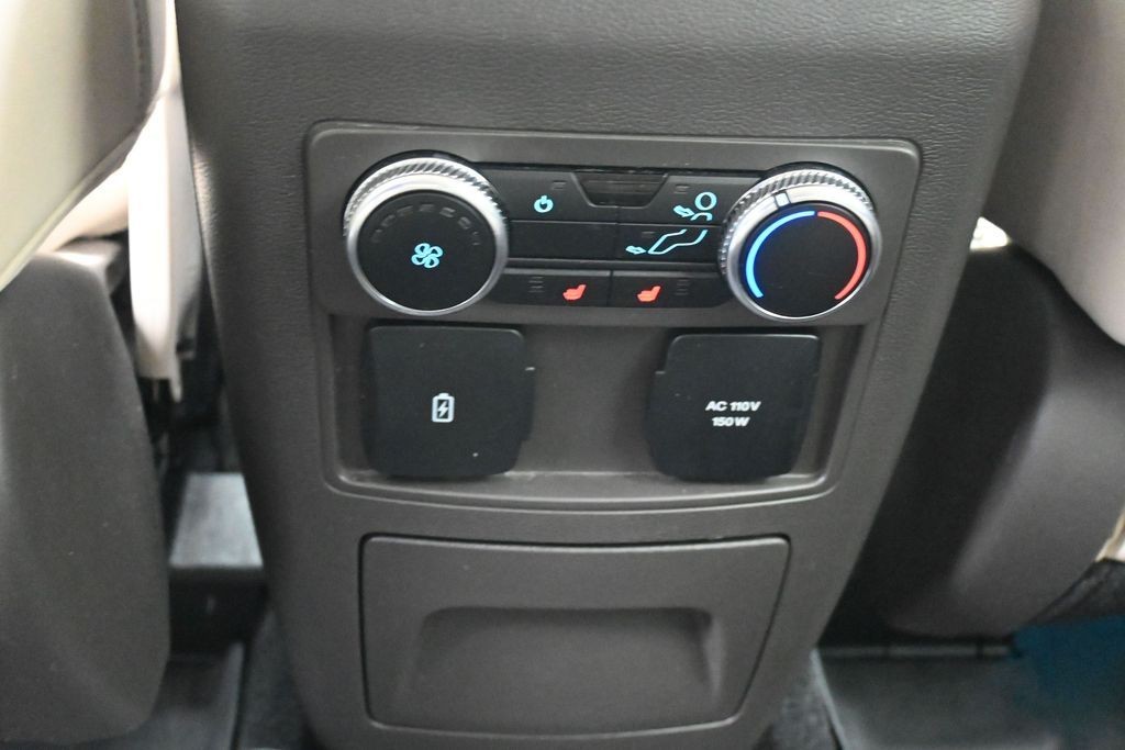 Ford Explorer Vehicle Full-screen Gallery Image 23