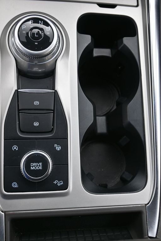 Ford Explorer Vehicle Full-screen Gallery Image 15