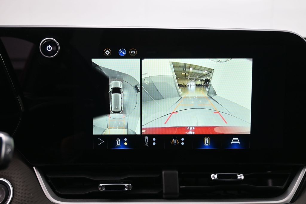 Chevrolet Equinox Vehicle Full-screen Gallery Image 12