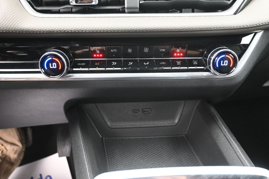 Chevrolet Equinox Vehicle Full-screen Gallery Image 13