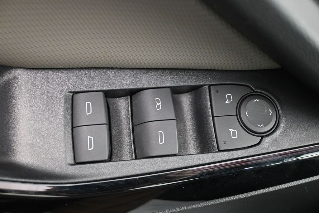 Chevrolet Equinox Vehicle Full-screen Gallery Image 20