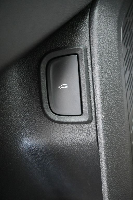Chevrolet Equinox Vehicle Full-screen Gallery Image 21