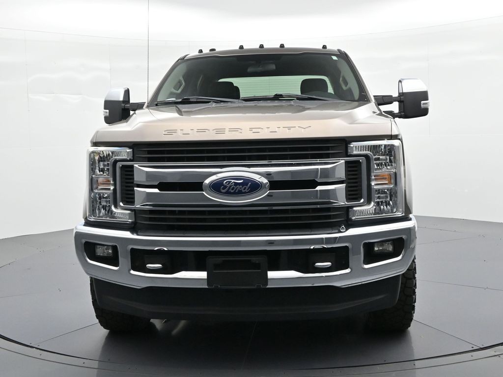Ford Super Duty F-250 SRW Vehicle Full-screen Gallery Image 3