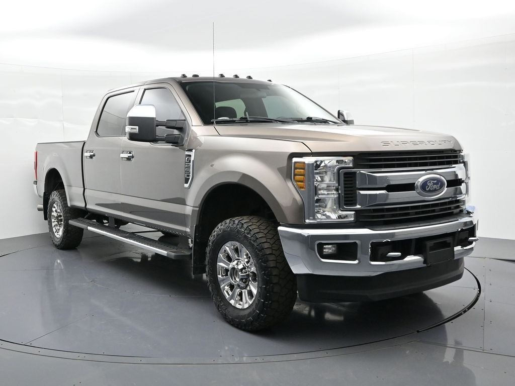 Ford Super Duty F-250 SRW Vehicle Full-screen Gallery Image 4