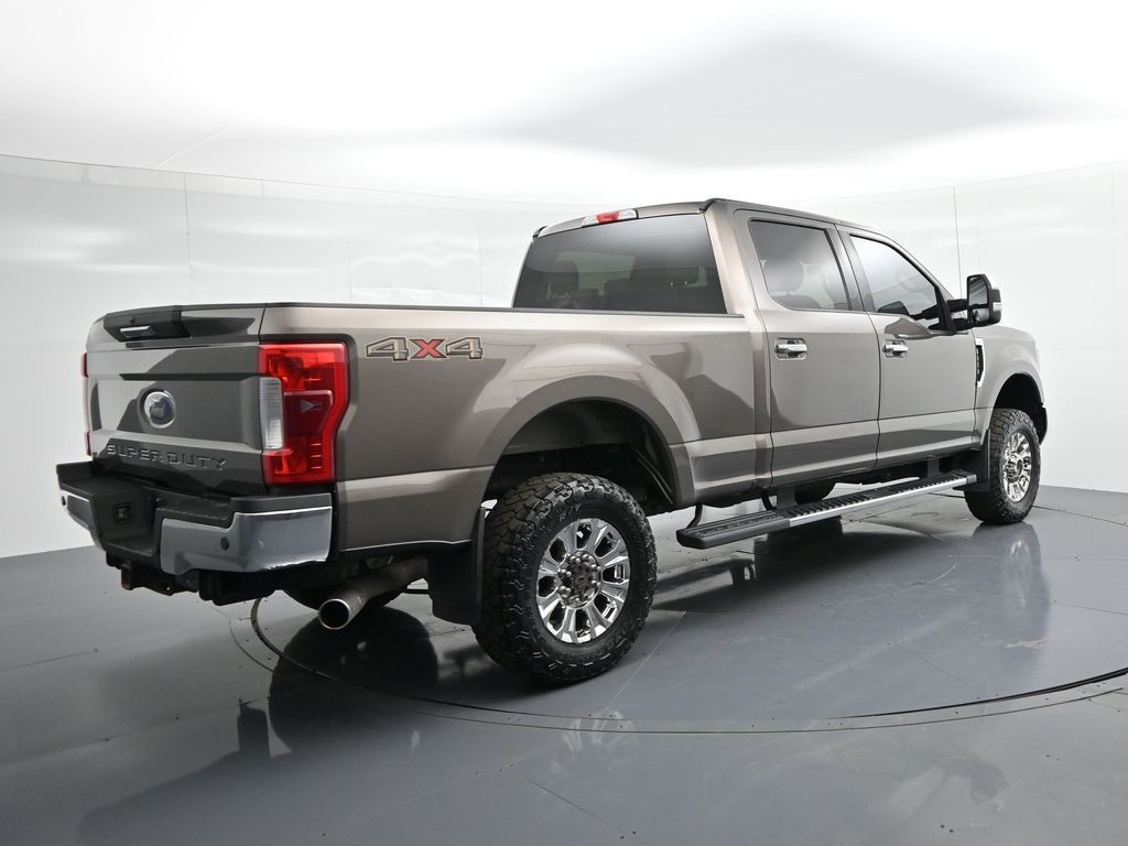 Ford Super Duty F-250 SRW Vehicle Full-screen Gallery Image 6