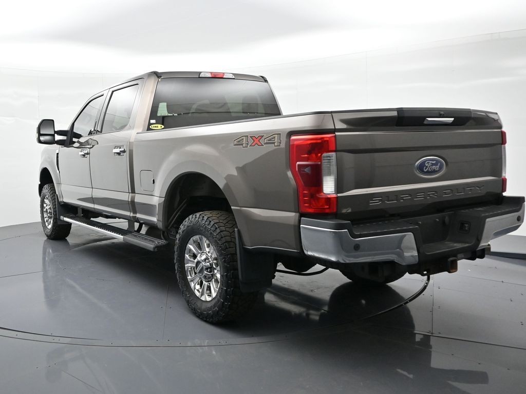 Ford Super Duty F-250 SRW Vehicle Full-screen Gallery Image 8