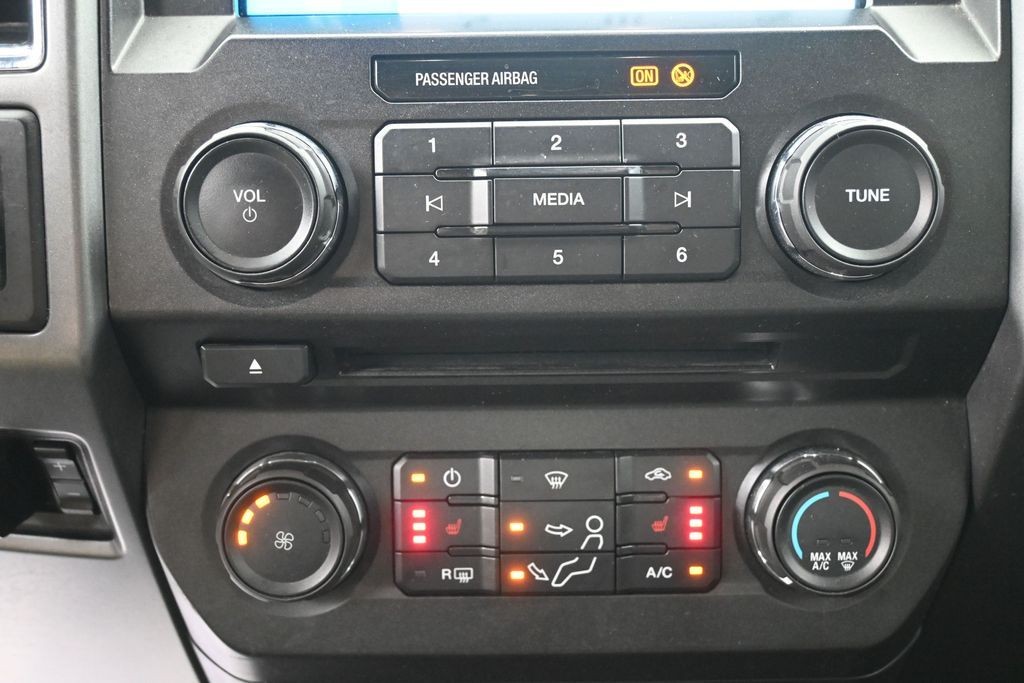 Ford Super Duty F-250 SRW Vehicle Full-screen Gallery Image 13