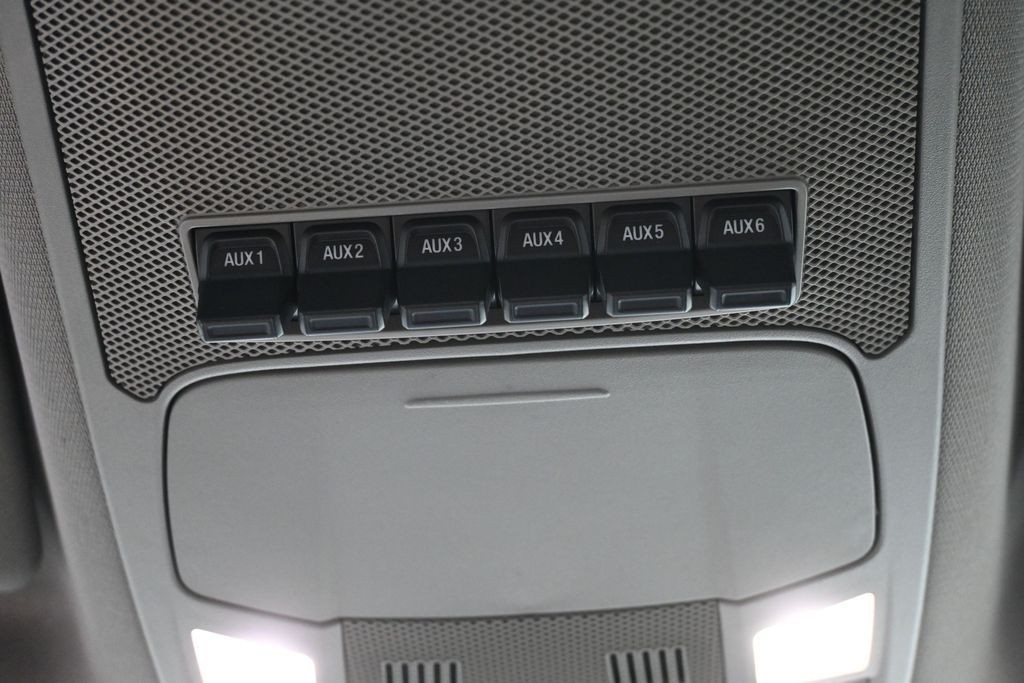 Ford Super Duty F-250 SRW Vehicle Full-screen Gallery Image 14