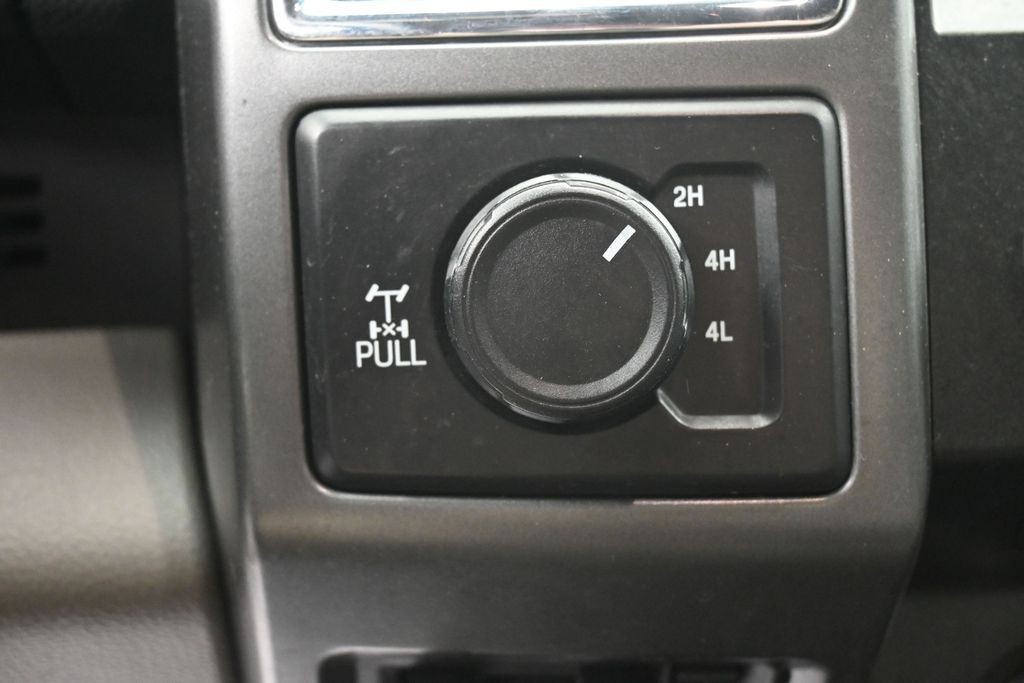 Ford Super Duty F-250 SRW Vehicle Full-screen Gallery Image 16