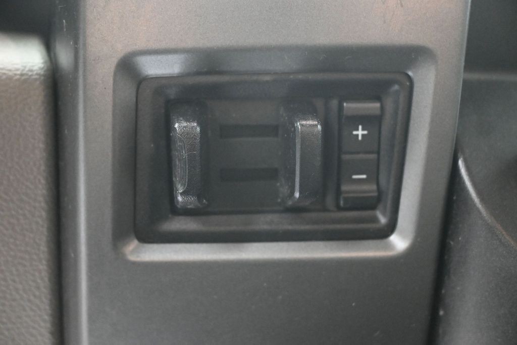 Ford Super Duty F-250 SRW Vehicle Full-screen Gallery Image 17
