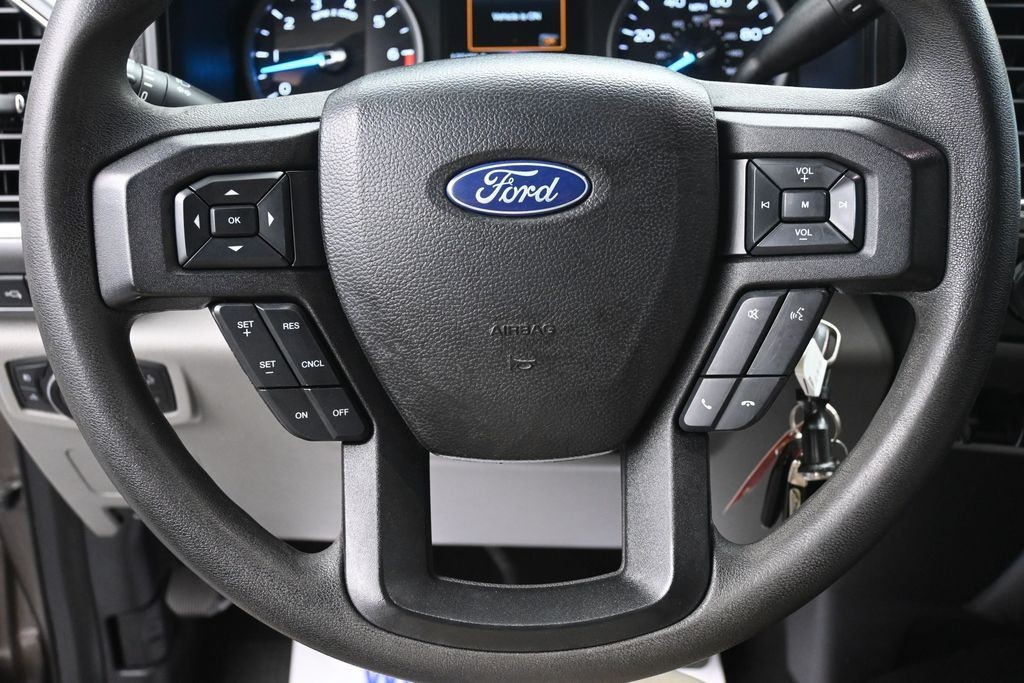Ford Super Duty F-250 SRW Vehicle Full-screen Gallery Image 18
