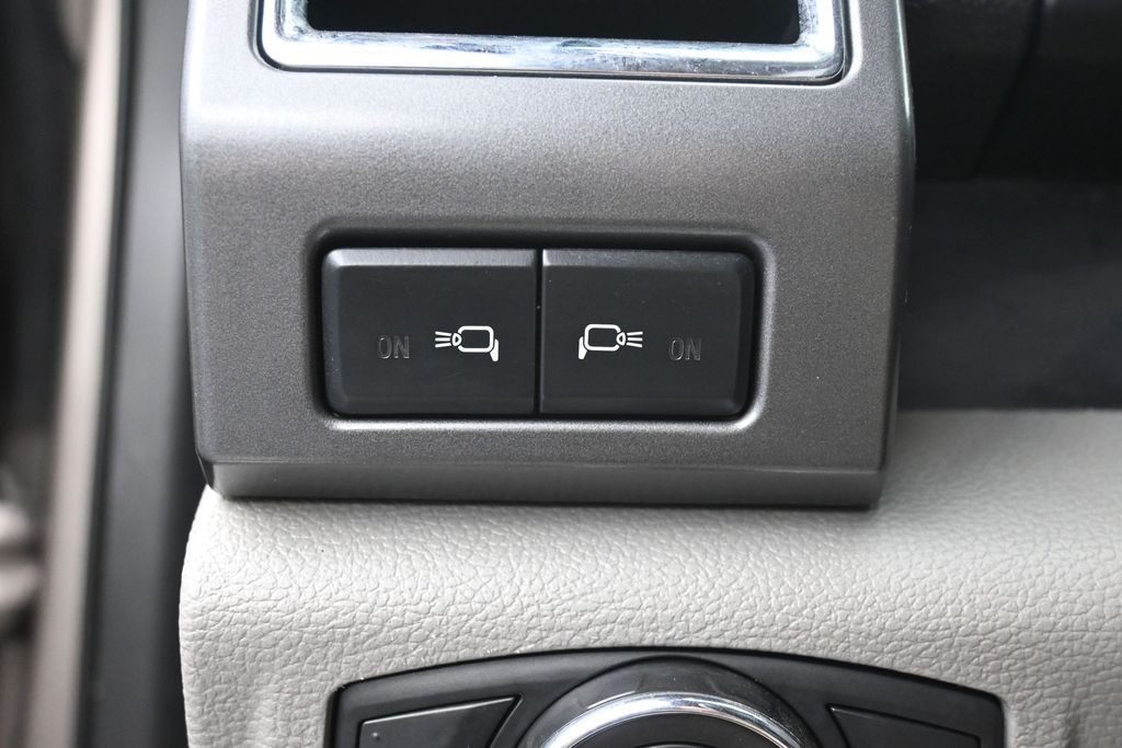Ford Super Duty F-250 SRW Vehicle Full-screen Gallery Image 21