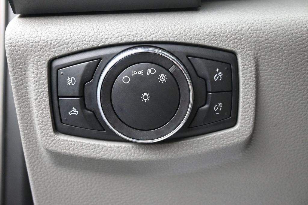 Ford Super Duty F-250 SRW Vehicle Full-screen Gallery Image 22