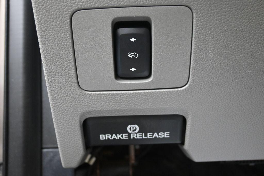 Ford Super Duty F-250 SRW Vehicle Full-screen Gallery Image 23