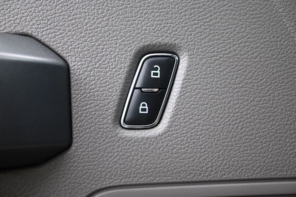 Ford Super Duty F-250 SRW Vehicle Full-screen Gallery Image 24