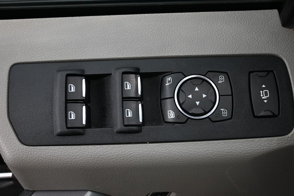 Ford Super Duty F-250 SRW Vehicle Full-screen Gallery Image 25