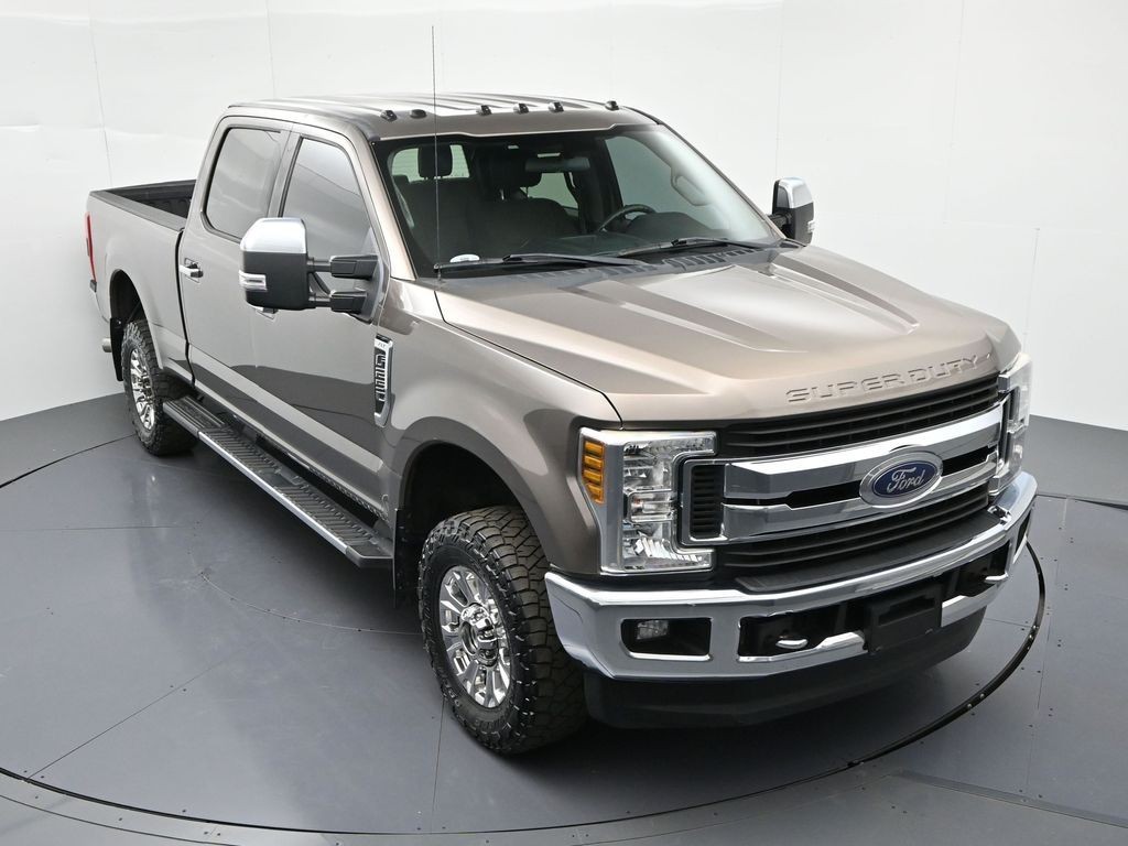 Ford Super Duty F-250 SRW Vehicle Full-screen Gallery Image 26
