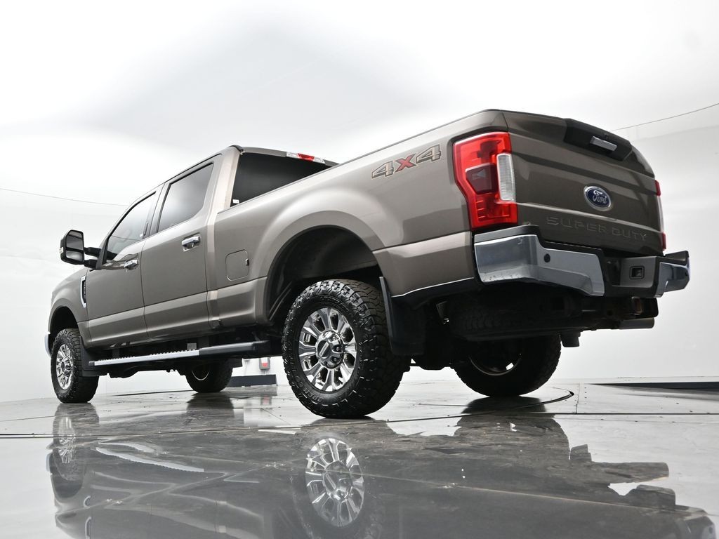 Ford Super Duty F-250 SRW Vehicle Full-screen Gallery Image 30