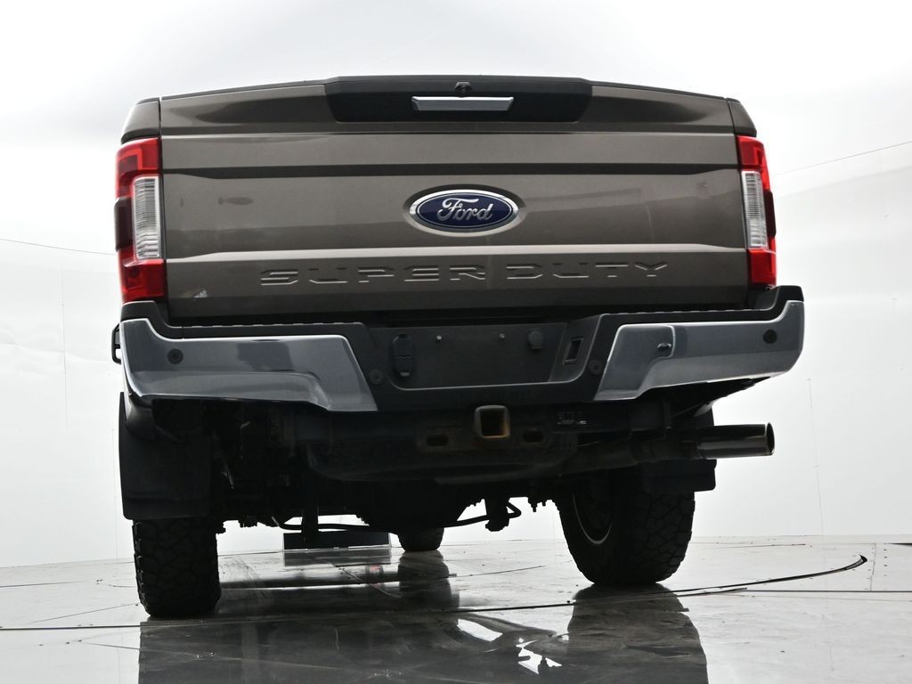 Ford Super Duty F-250 SRW Vehicle Full-screen Gallery Image 31