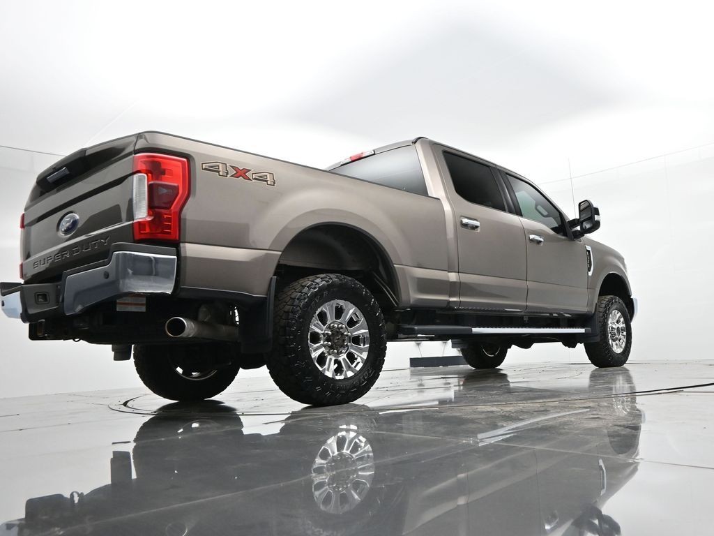 Ford Super Duty F-250 SRW Vehicle Full-screen Gallery Image 32