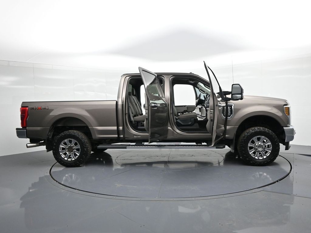 Ford Super Duty F-250 SRW Vehicle Full-screen Gallery Image 34