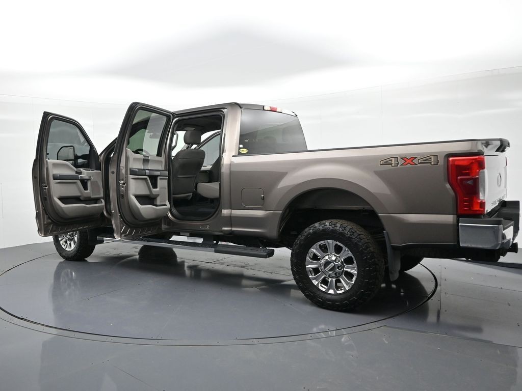Ford Super Duty F-250 SRW Vehicle Full-screen Gallery Image 35
