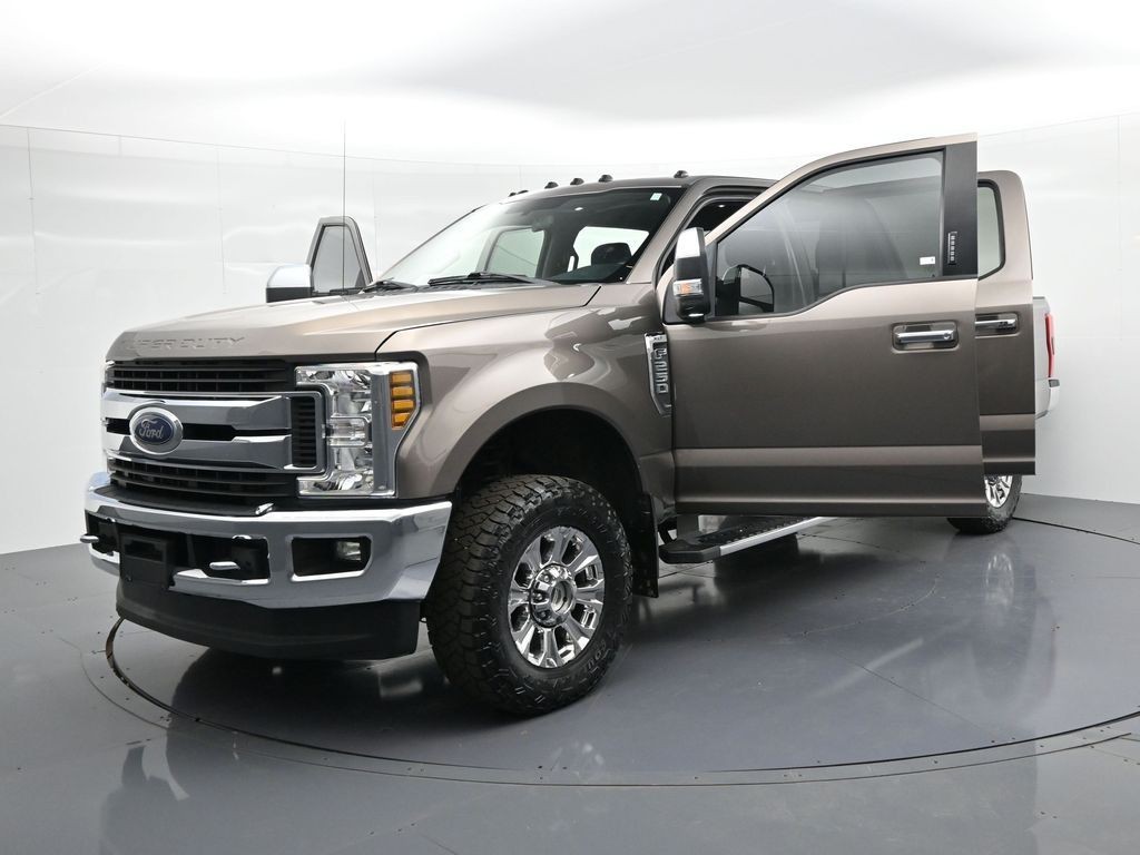 Ford Super Duty F-250 SRW Vehicle Full-screen Gallery Image 36