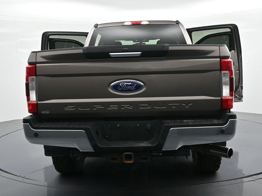 Ford Super Duty F-250 SRW Vehicle Full-screen Gallery Image 37