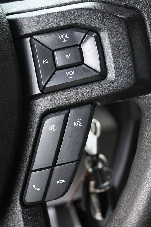 Ford Super Duty F-250 SRW Vehicle Full-screen Gallery Image 19