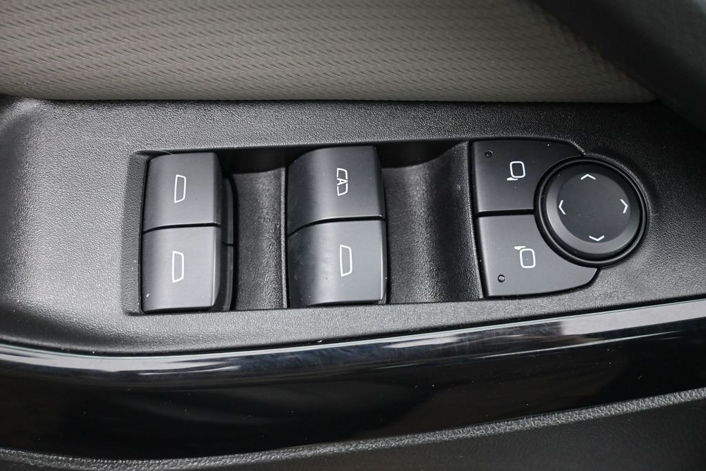 Chevrolet Equinox Vehicle Full-screen Gallery Image 20