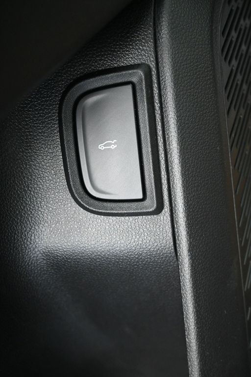 Chevrolet Equinox Vehicle Full-screen Gallery Image 21