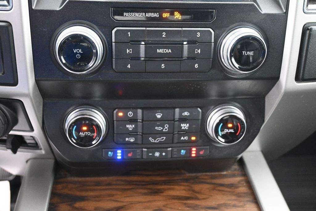 Ford F-150 Vehicle Full-screen Gallery Image 13