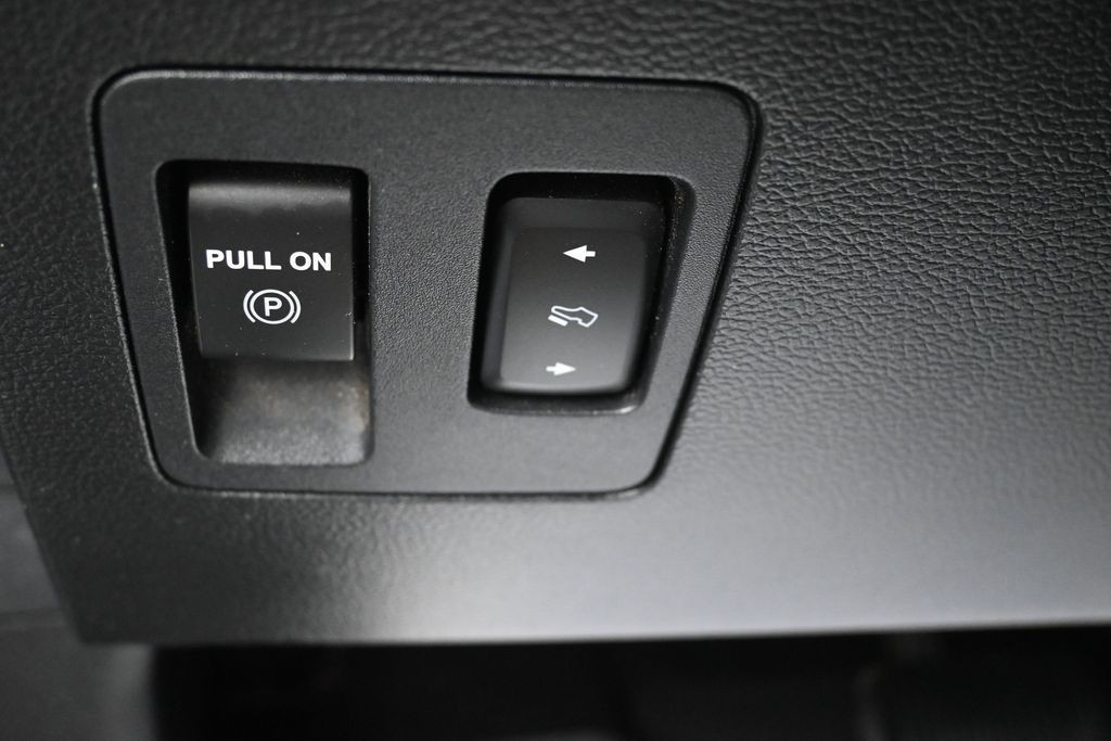 Ford F-150 Vehicle Full-screen Gallery Image 24