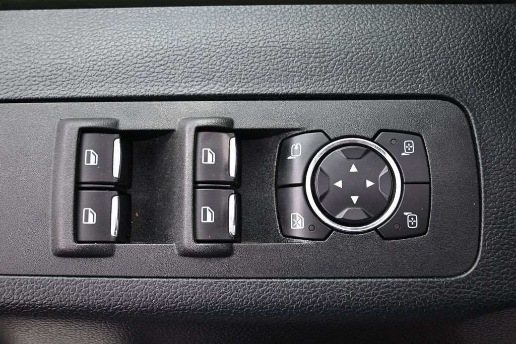 Ford F-150 Vehicle Full-screen Gallery Image 25
