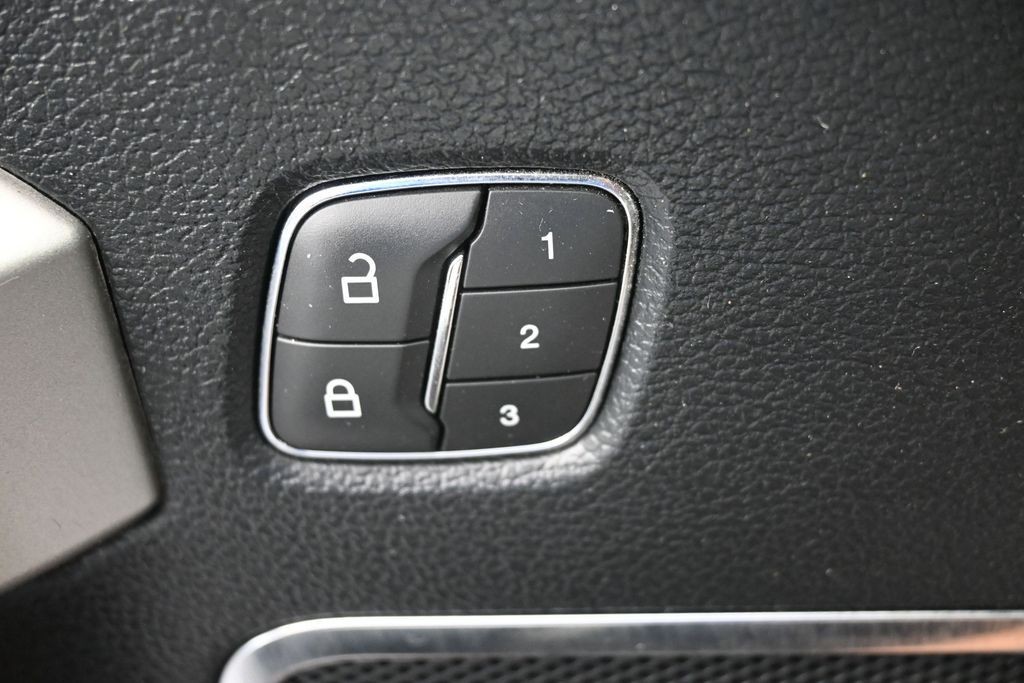 Ford F-150 Vehicle Full-screen Gallery Image 26