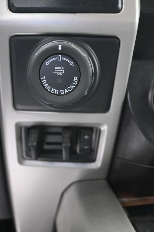 Ford F-150 Vehicle Full-screen Gallery Image 19