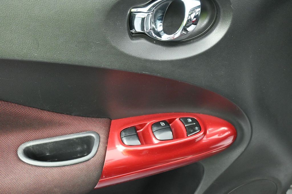 Nissan JUKE Vehicle Full-screen Gallery Image 11