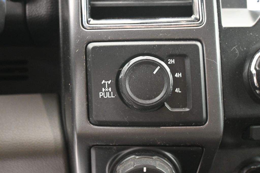 Ford F-150 Vehicle Full-screen Gallery Image 15
