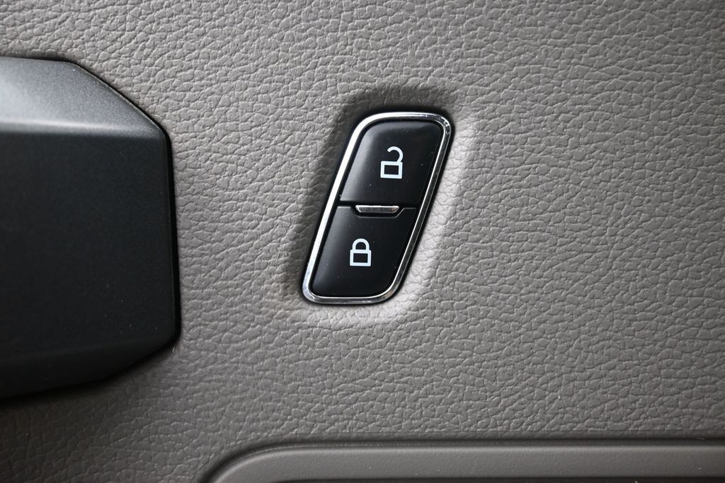 Ford F-150 Vehicle Full-screen Gallery Image 23