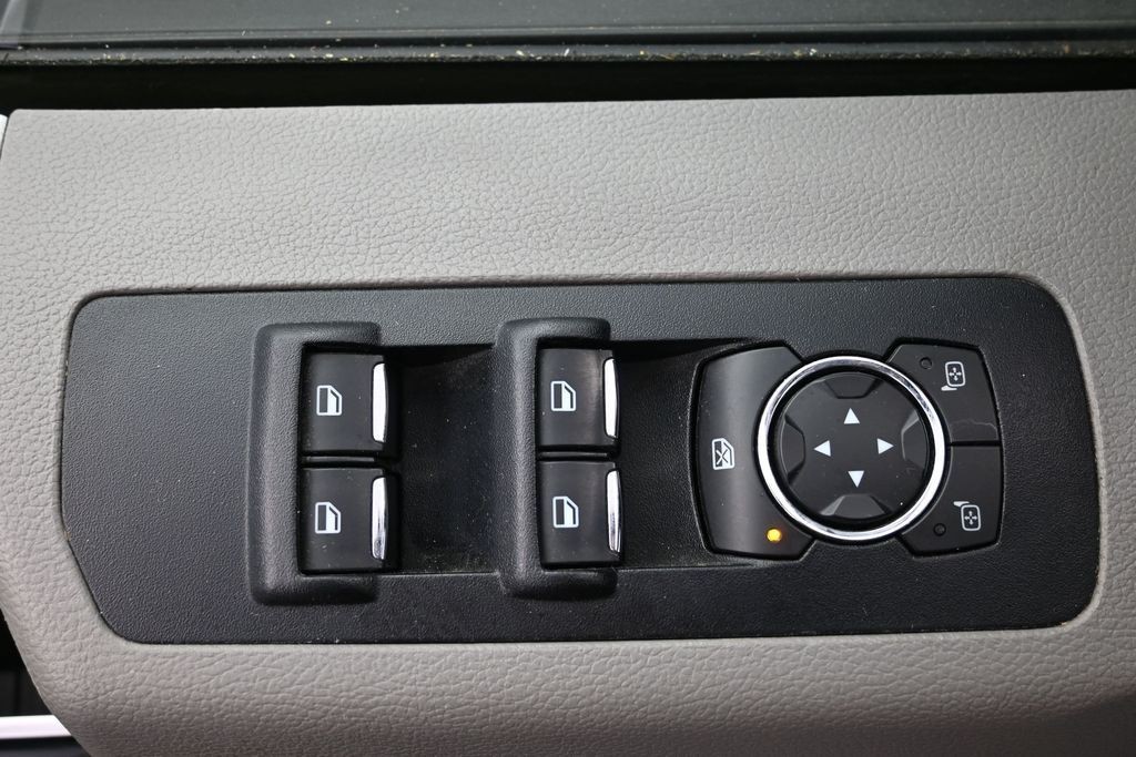 Ford F-150 Vehicle Full-screen Gallery Image 24